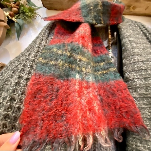 Cozy & warm mohair wool vintage scarf w cottage/resort vibe - Picture 5 of 11